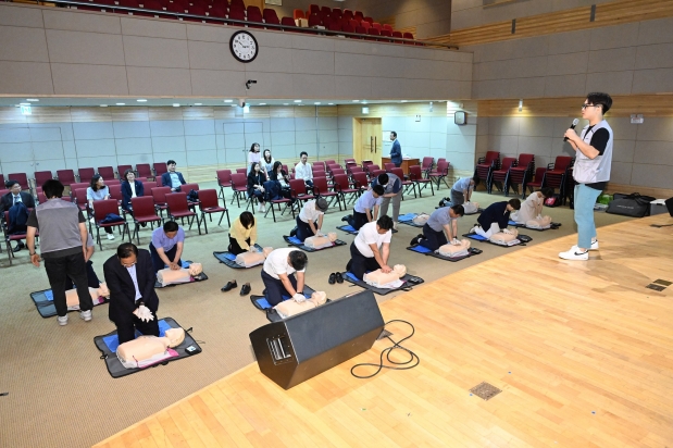 심폐소생술 및 자동심장충격기 사용법 교육