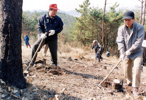 범군민나무심기행사에 참석하여 식수하는 성증도 부의장 (2003.3.22)