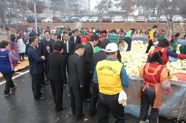 김장봉사 격려 (11. 27. 문화복지동 주차장)
