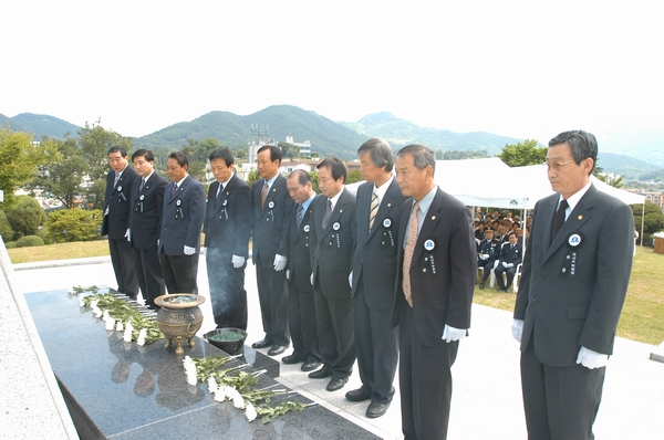 충혼탑을참배하는 제4대달성군의회 의원 (6. 8)