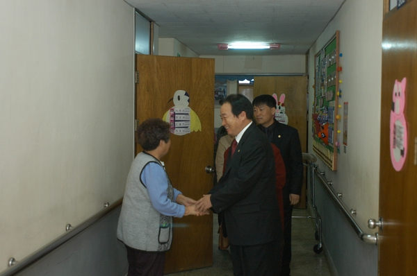 김삼도의원(평통달성지회장) 대창양로원 위문(2004.12. 6)