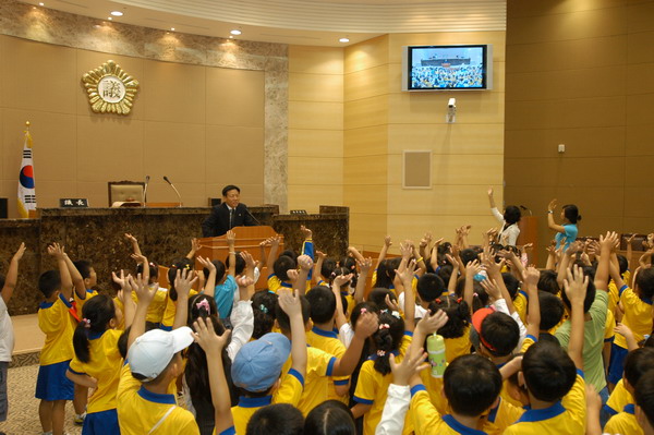 화원 늘푸른유치원생 의회 견학 (8. 25. 본 회의장)