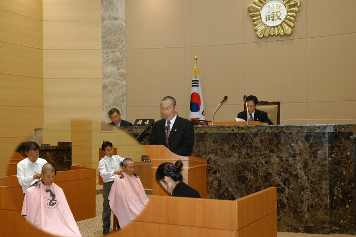 혁신도시 유치를 위한 삭발 (11. 25. 본회의장)