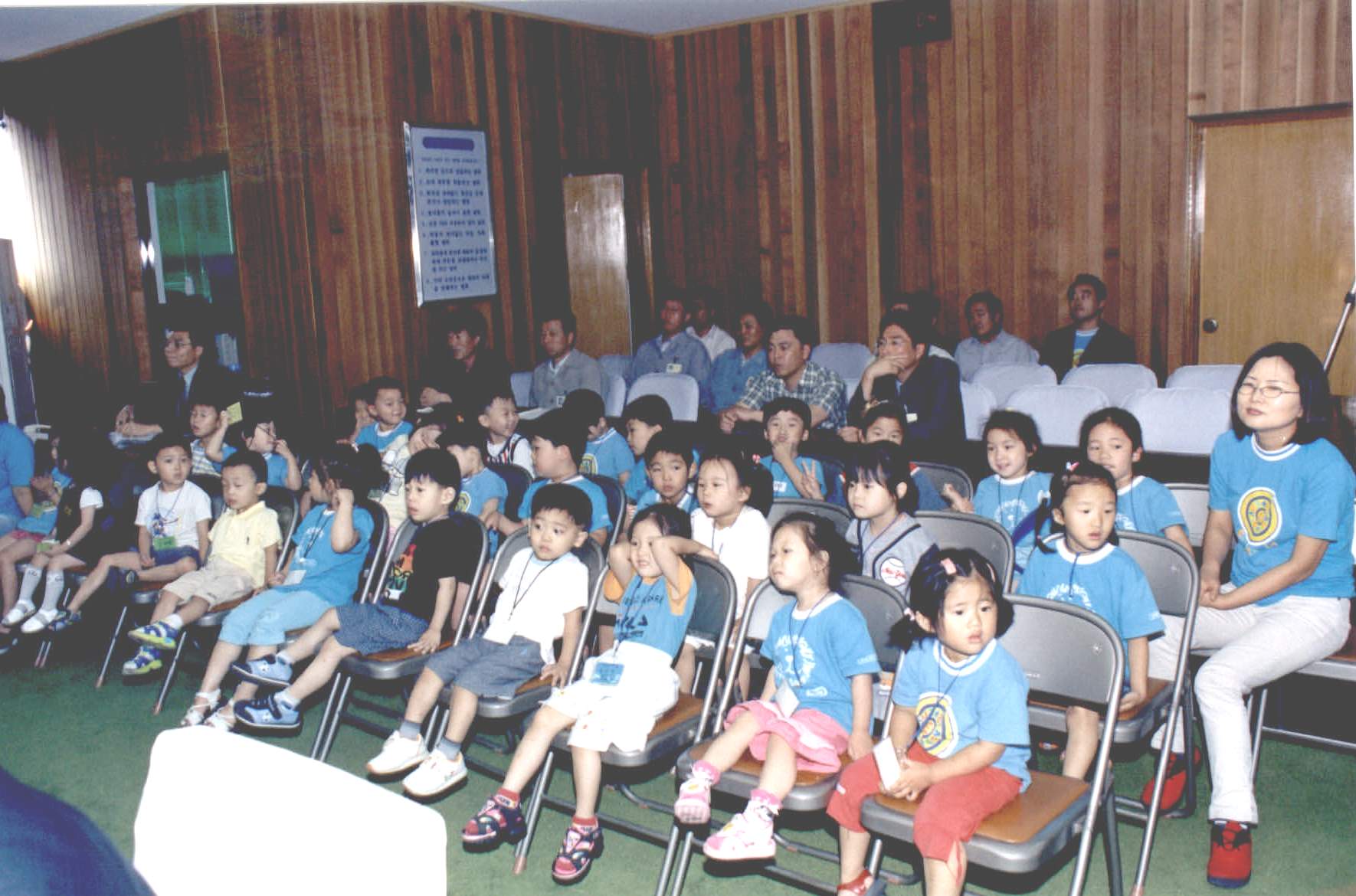 제122회 1차정례회에 참관한 화원 안델센어린이집 원생(2003.7.16/의회 대회의실)