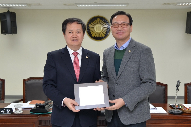 채명지 의장 의정대상 수상 ( 2. 9. 의회 회의실)