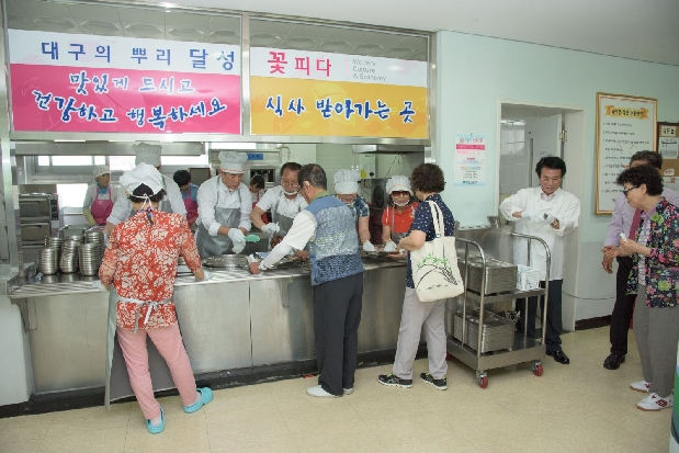 달성군의회 배식 봉사활동(7. 1. 달성노인복지관)